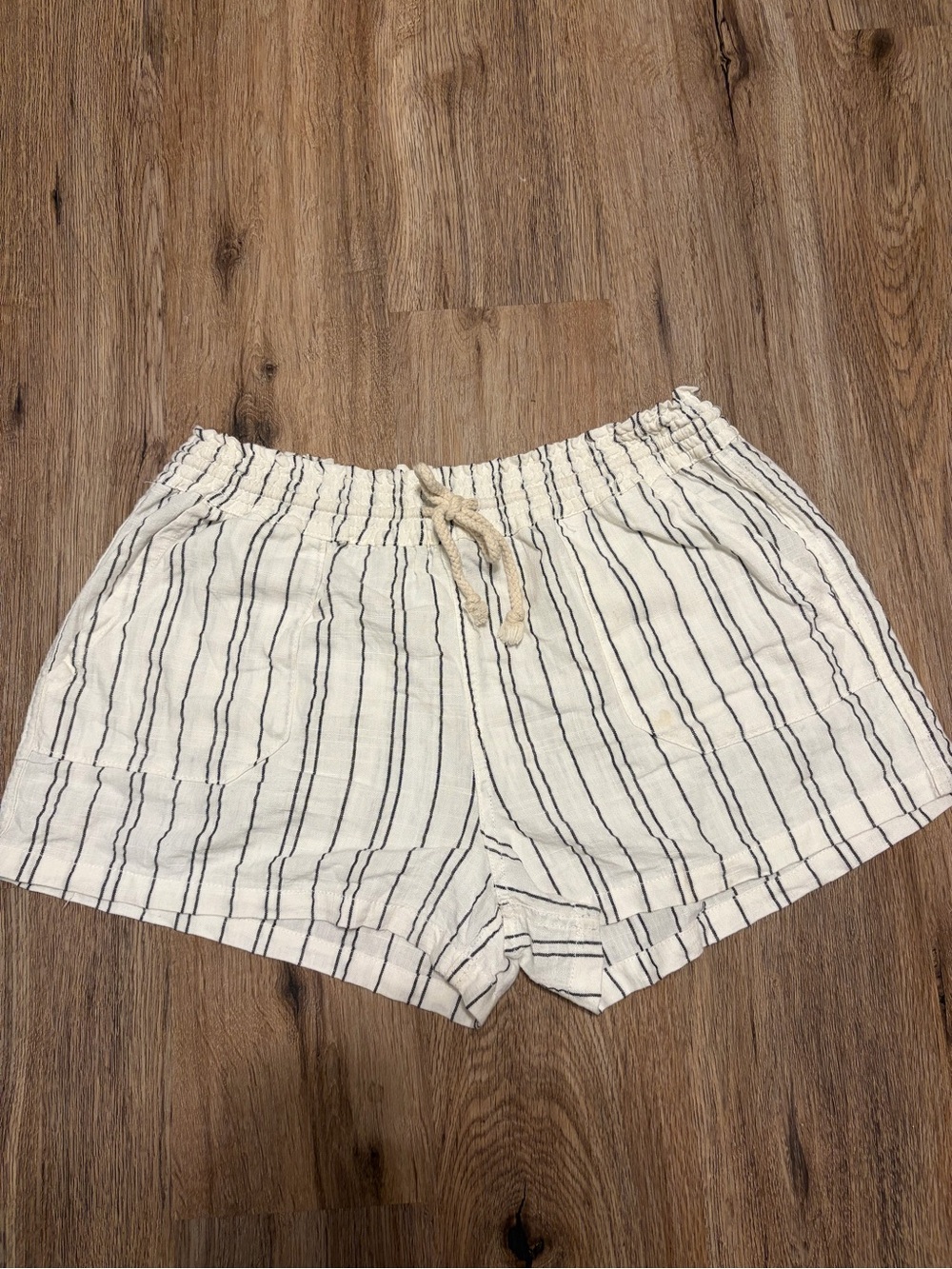 Women’s Forever 21 White Shorts ft. Navy Stripes W/ a stretchy waist & pockets!